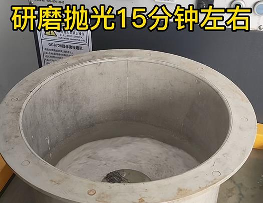 正在不锈钢螺母螺套去毛刺去氧化层